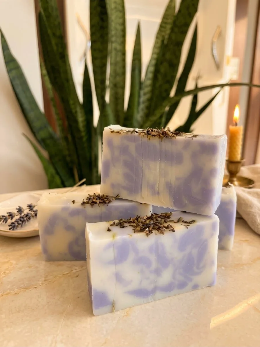 SABONETE MARMORADO EM BARRA DE LAVANDA COM FLORES NATURAIS DESIDRATADAS
