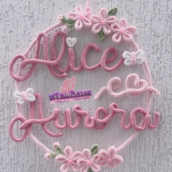 Porta Maternidade de Gêmeas Borboletas e Flores em Tricotin