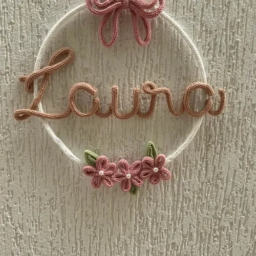 Porta Maternidade Laço e Flores em Tricotin