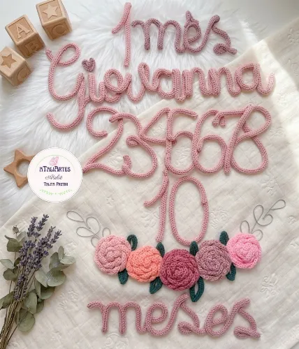 Kit Mêsversário Rosas com Nome Personalizado em Tricotin
