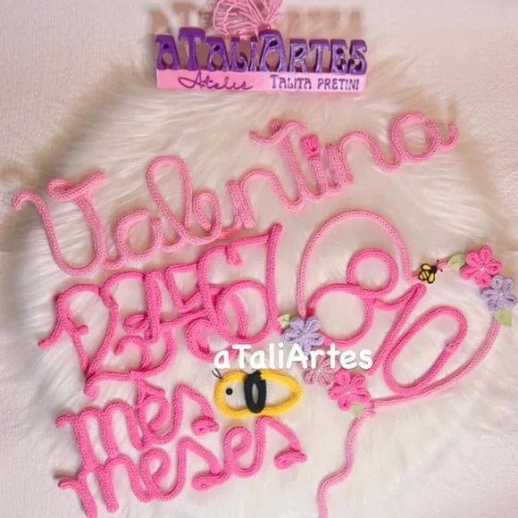 Kit Mêsversário Abelhinha + Nome  em Tricotin