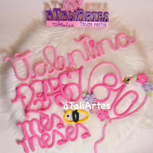 Kit Mêsversário Abelhinha + Nome  em Tricotin