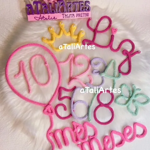 Kit Mêsversário Coroa e borboleta + Nome Personalizado Tricotin