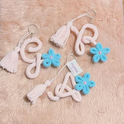Chaveiro de Letra Feminino Personalizado em Tricoctin