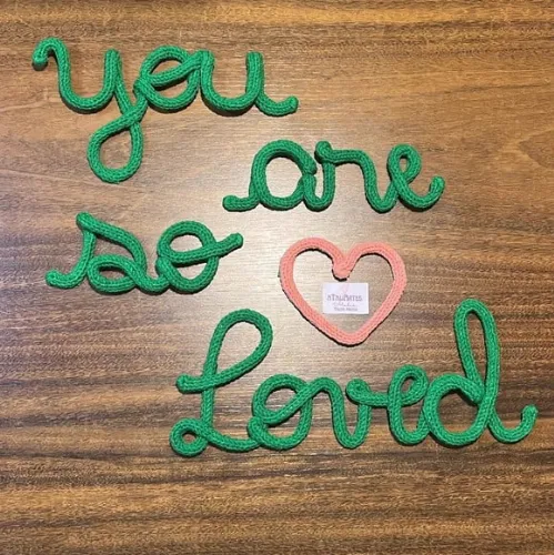 Frase You Are So Loved Personalizada em Tricotin