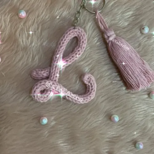 Chaveiro Letra Inicial com Tassel em Tricotin