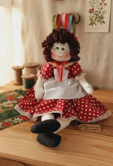 Boneca de Pano Artesanal  Clássica Vermelha