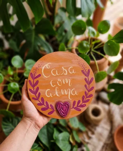 Placa Decorativa de Mesa Madeira Pinus Casa com Alma Textura 20cm