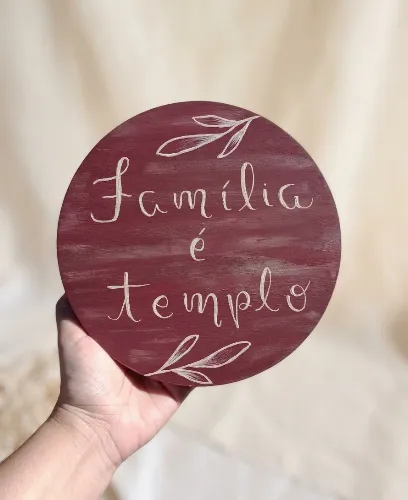 Placa Decorativa de Mesa Madeira Pinus Família é Templo 20cm