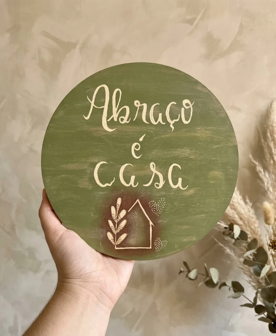 Placa Decorativa de Mesa Madeira Pinus Abraço é Casa 20cm