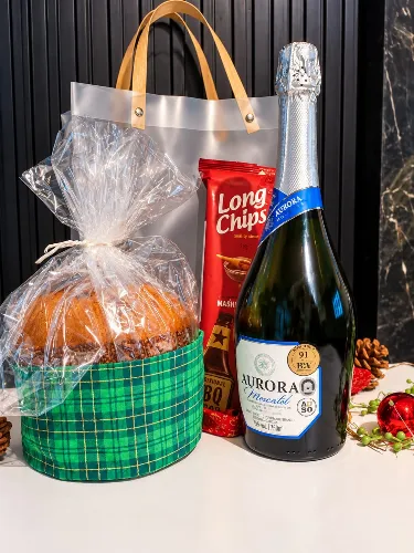 Cesta de Natal com Espumante Aurora Moscatel, Chocotone e Batatas Long Chips